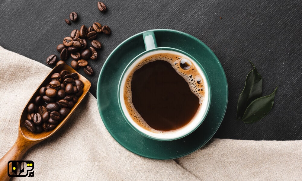 راهنما خرید قهوه و نکات مهم هنگام خرید آن + تصویر یک فنجان قهوه در فنجان سبز