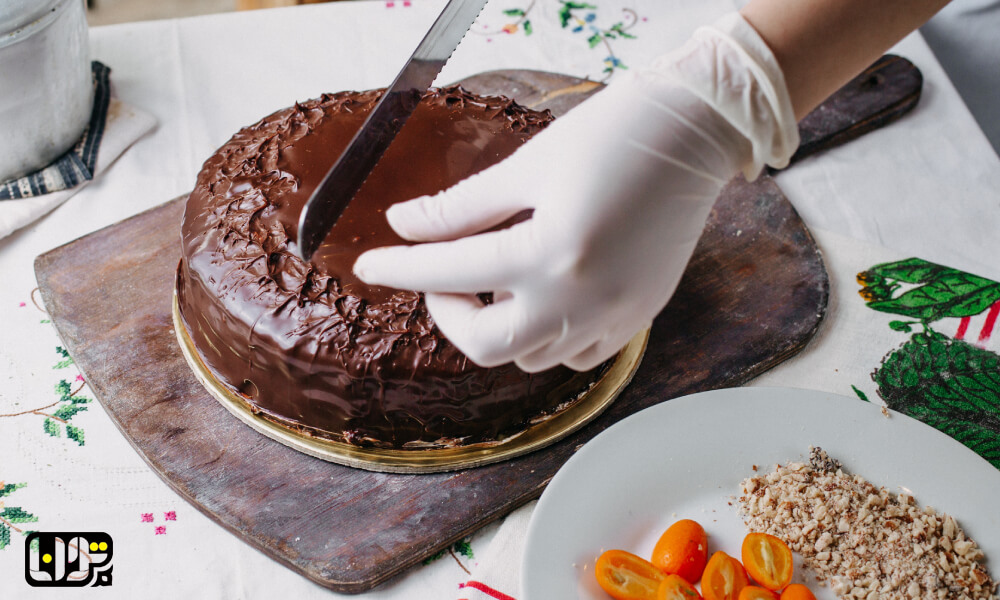 بهترین ابزار خامه کشی + شخصی در حال برش کیک با چاقو