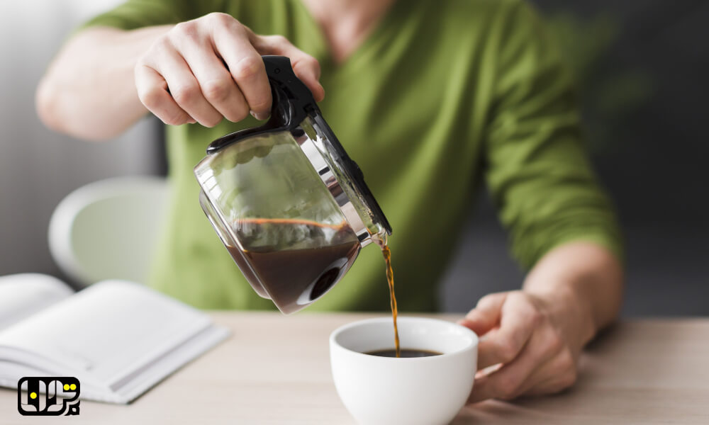 روش تشخیص قهوه اصل از تقلبی + تصویر شخصی در حال ریختن قهوه داخل فنجان