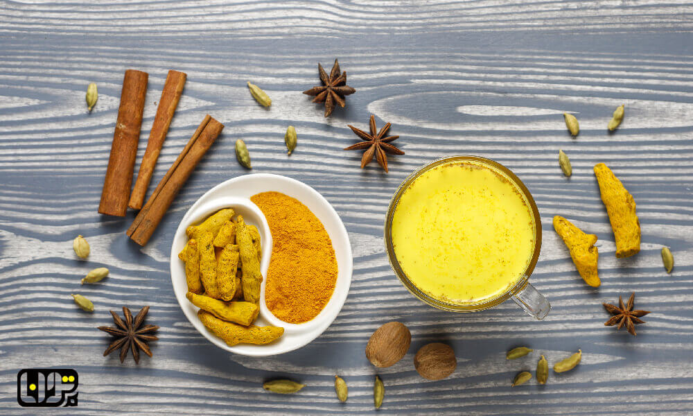 خوراکی‌های نشاط‌بخش + تصویر دمنوش زردچوبه در کنار ظرف پودر زردچوبه