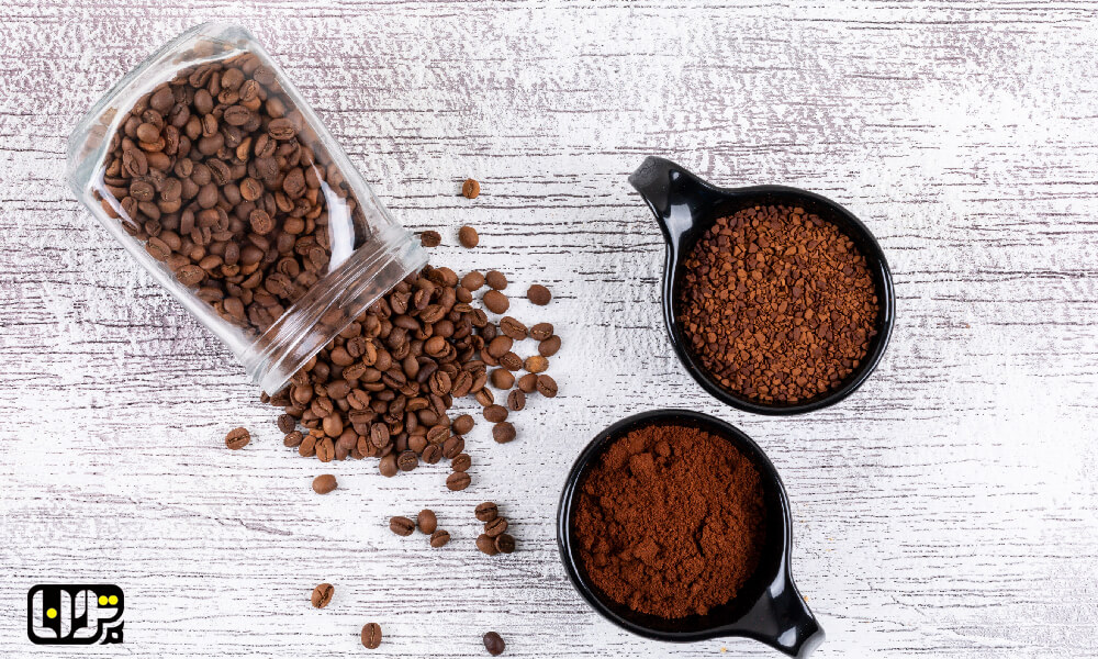 تصویر پورد قهوه و دانه قهوه درون یک لیوان