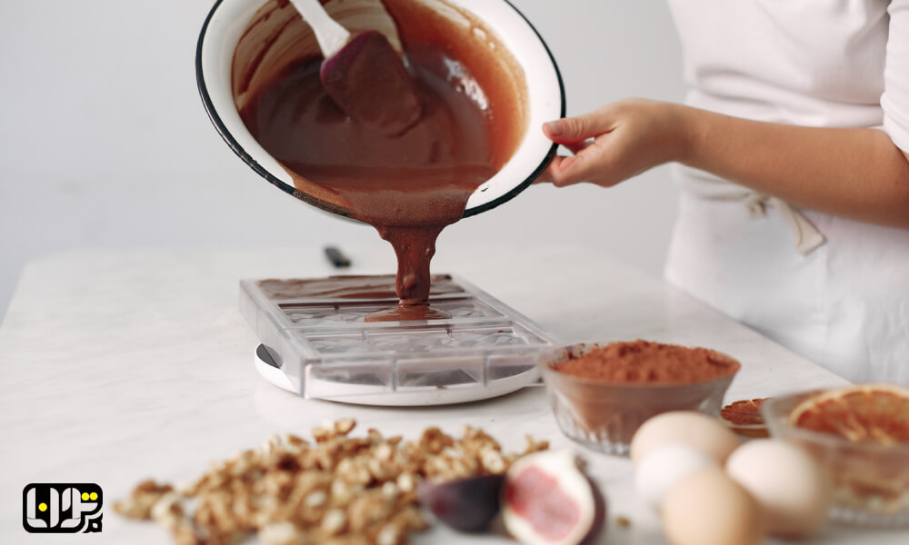 تصویر ریختن شکلات روی قالب