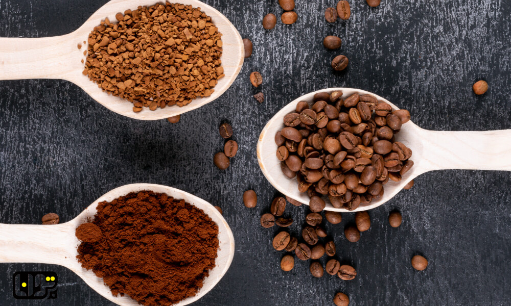 تصویر پورد قهوه و دانه قهوه درون یک قاشق