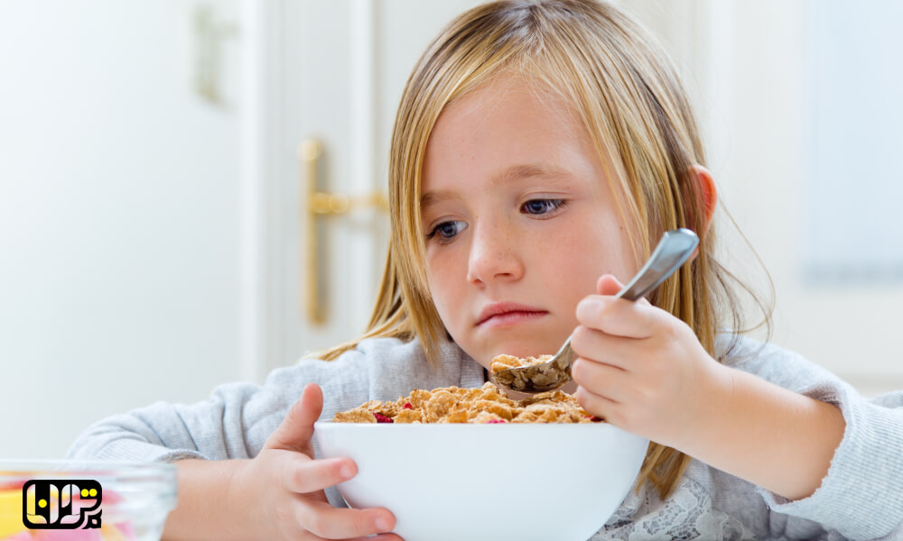 تصویر کودک در حال صبحانه خوردن